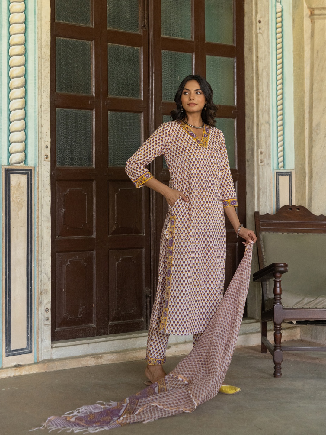 

The Ethnic Label Floral Printed Pure Cotton V-Neck Straight Kurta With Trousers & Dupatta, White