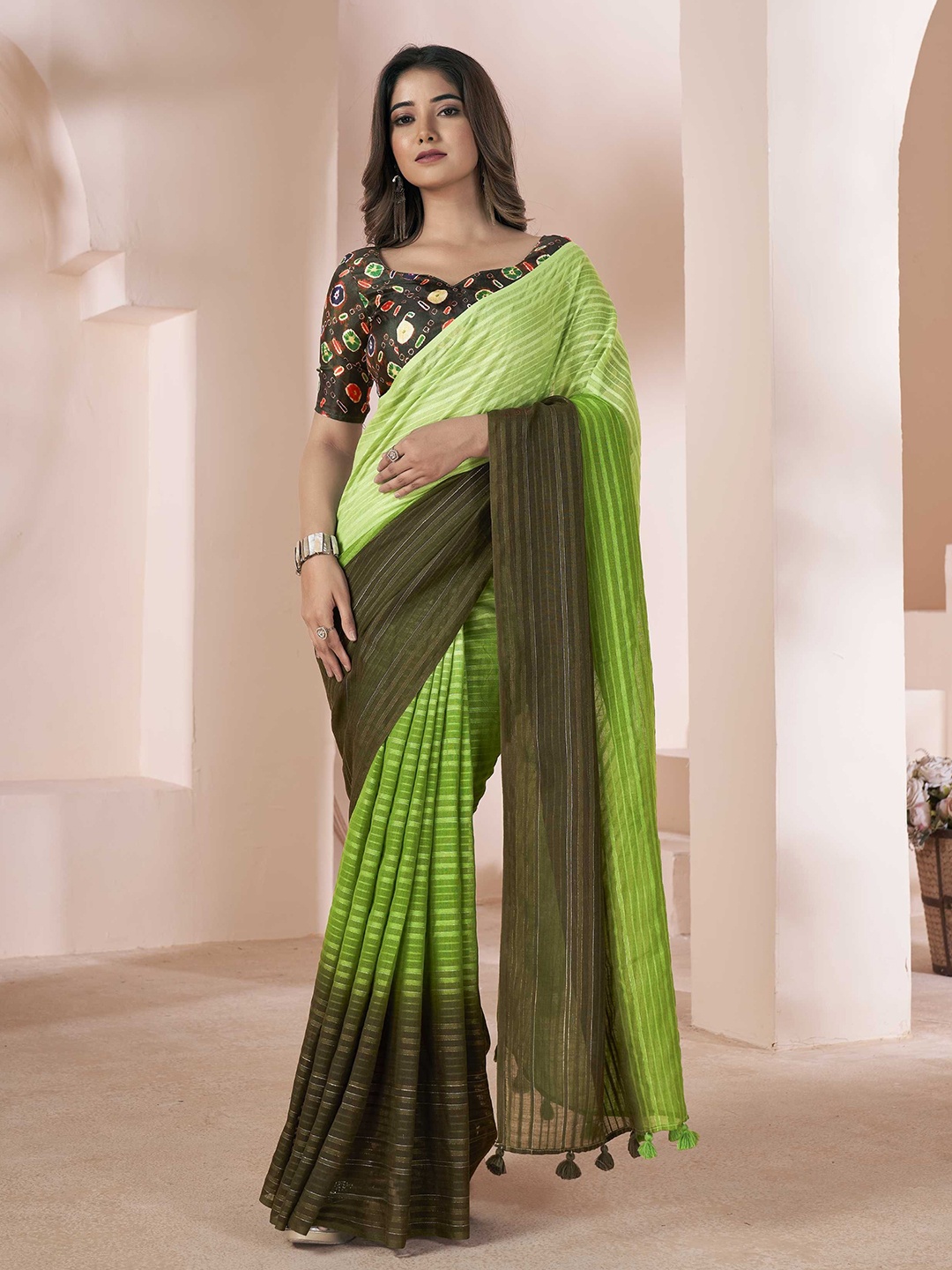 

DIVASTRI Saree With Unstitched Blouse Piece, Green