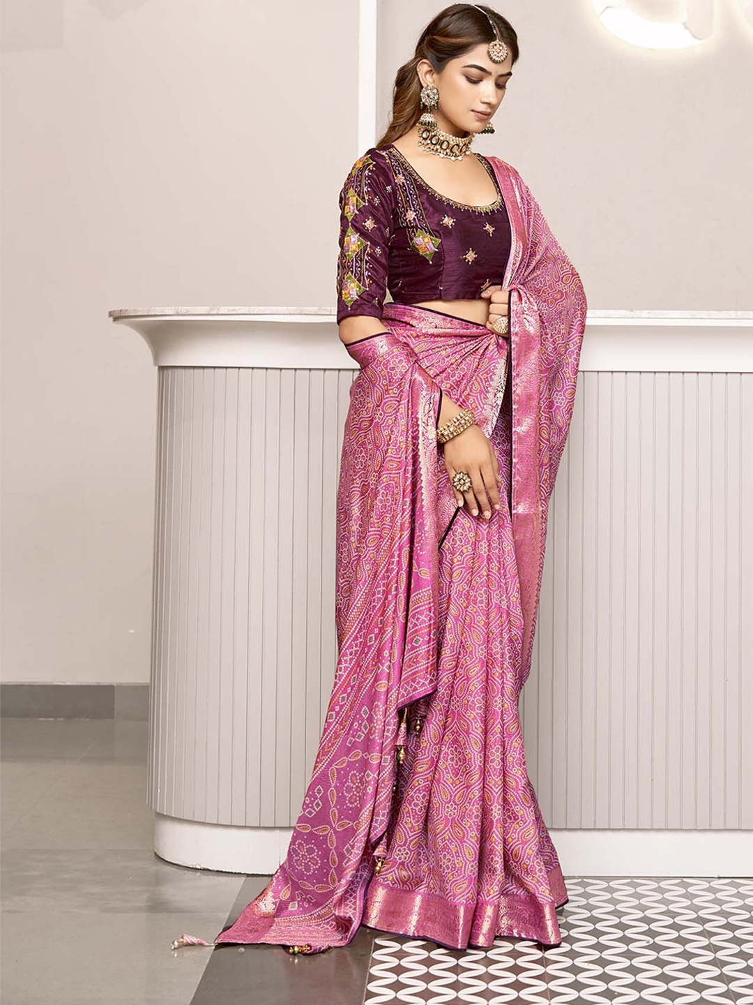 

VIRENDRA TEXTILES Bandhani Zari Pure Crepe Saree, Purple