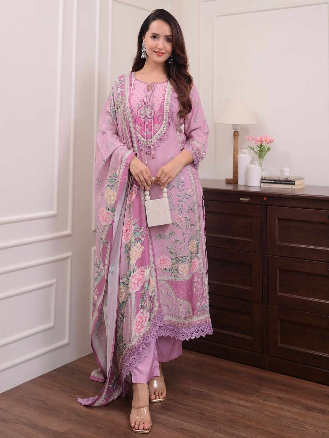 

LERIYU Floral Printed Tie-Up Neck Straight Kurta With Trousers And Dupatta, Lavender