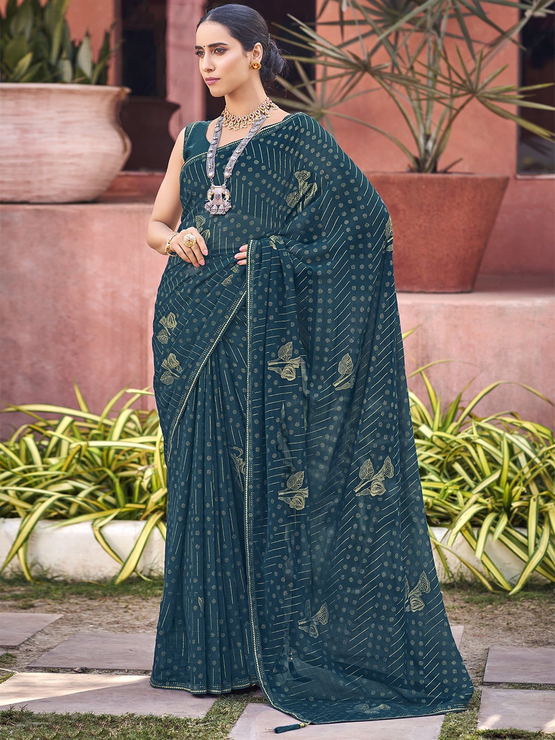 

VIRENDRA TEXTILES Floral Pure Georgette Saree, Green