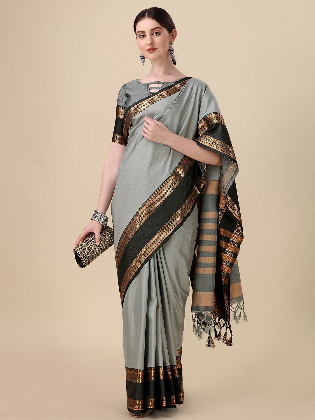 

DIVASTRI Checked Zari Saree, Grey