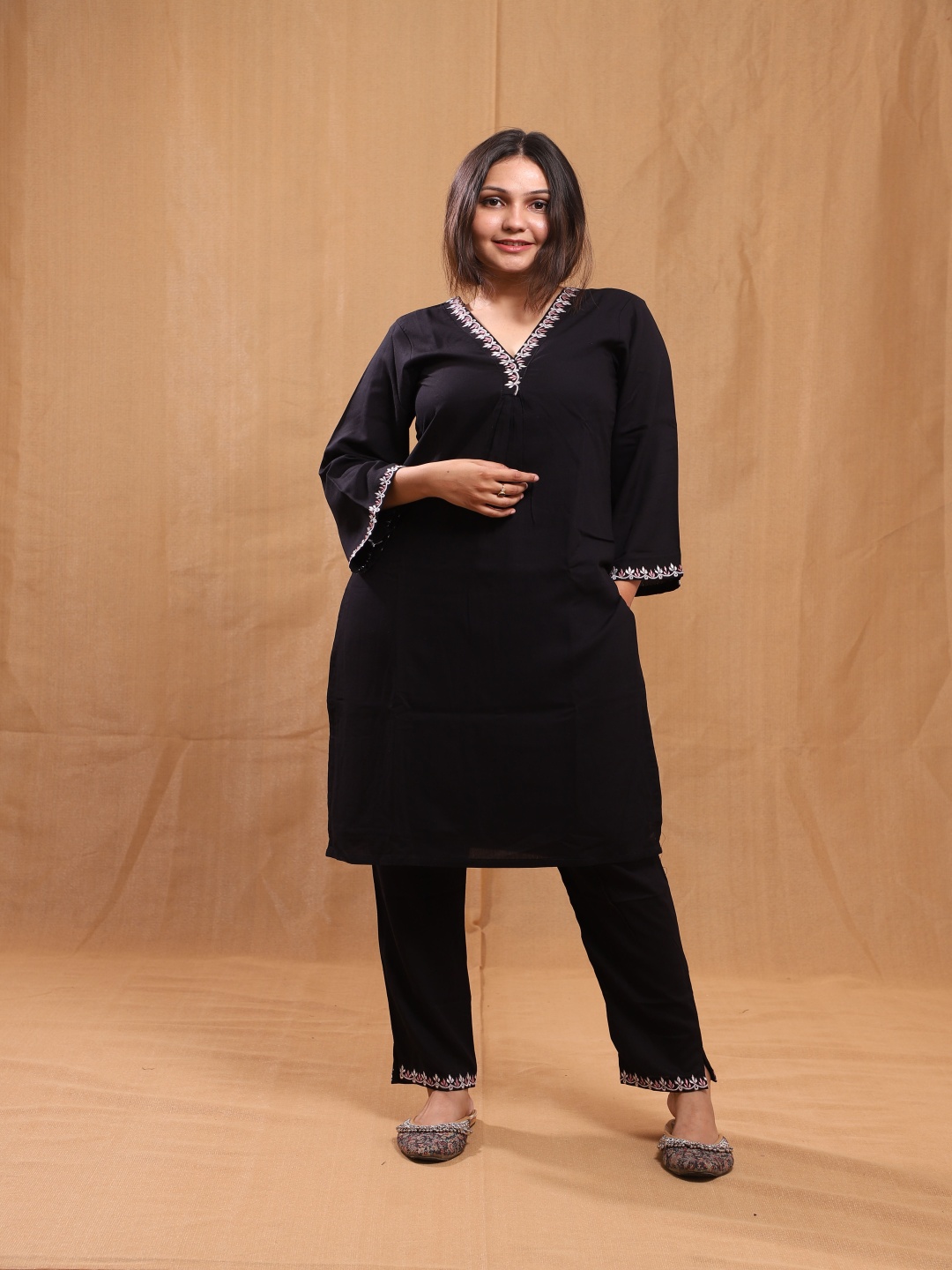 

Swarna Akriti V-Neck Thread Work Straight Kurta With Trousers, Black