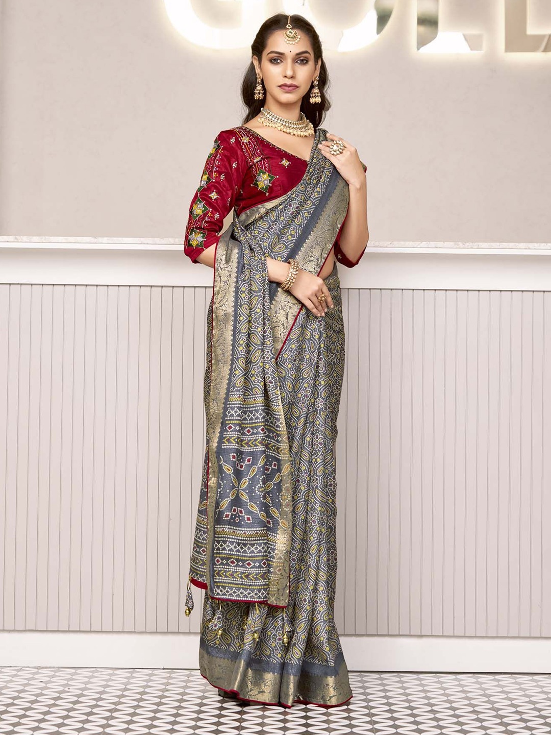 

VIRENDRA TEXTILES Bandhani Zari Pure Crepe Saree, Grey