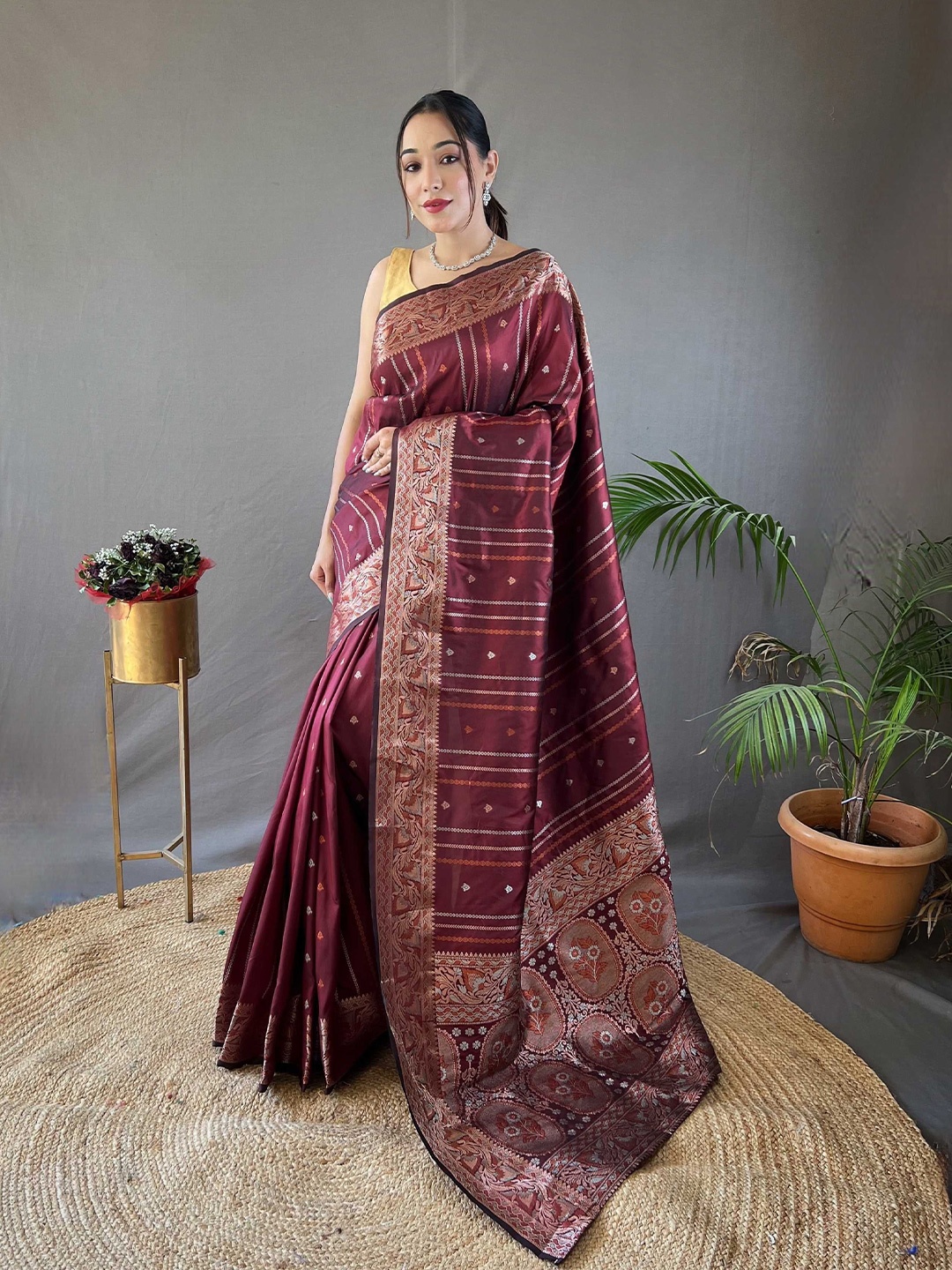 

DIVASTRI Woven Design Zari Banarasi Saree, Maroon