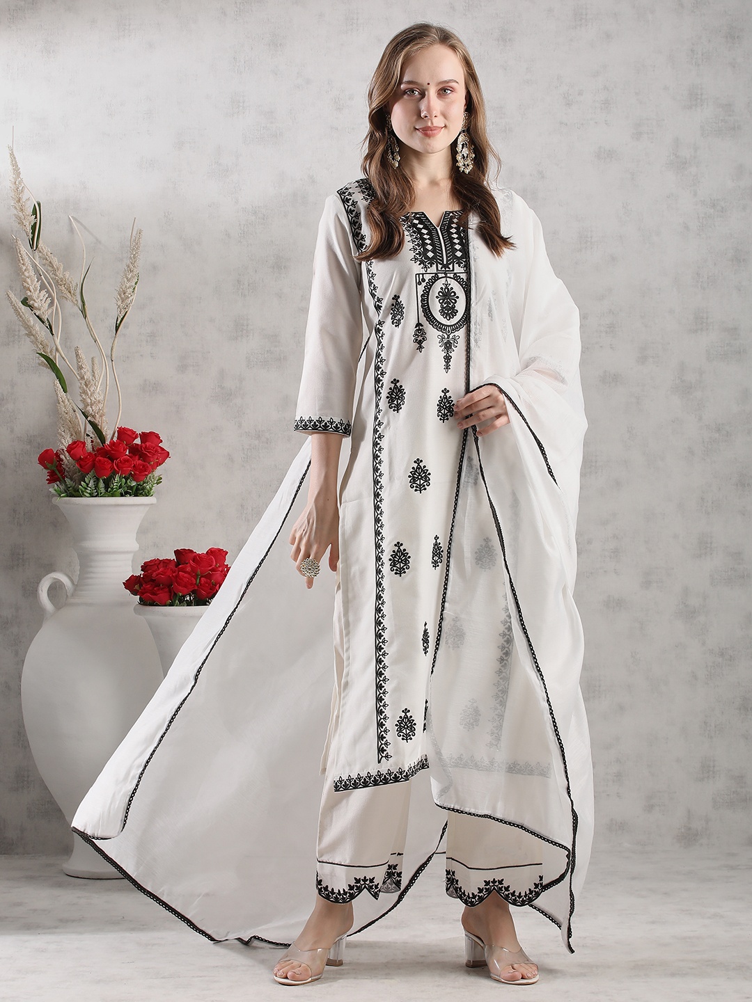 

DIVASTRI Floral Printed Notch Neck Straight Kurta With Trouser And Dupatta, White