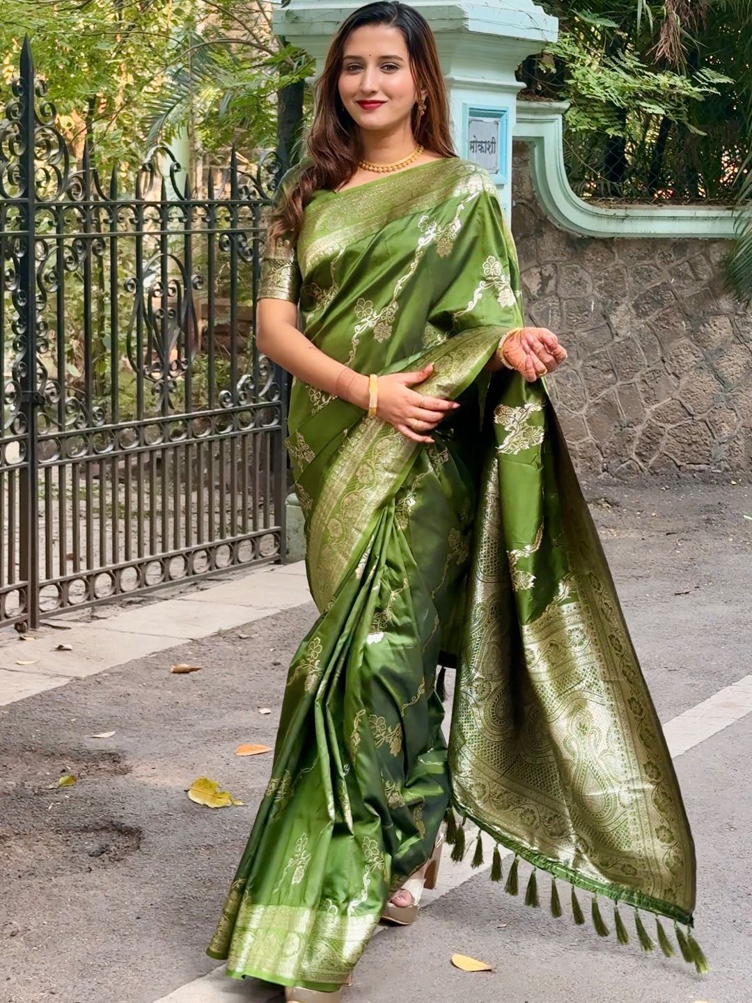 

DIVASTRI Woven Design Zari Banarasi Saree, Green