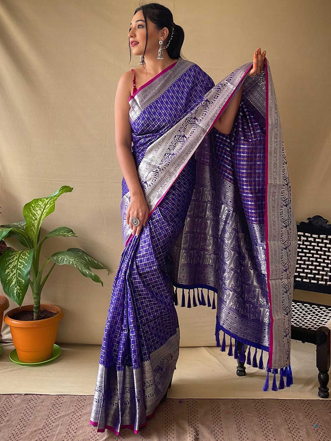 

DIVASTRI Ethnic Motifs Woven Design Zari Kanjeevaram Saree, Blue
