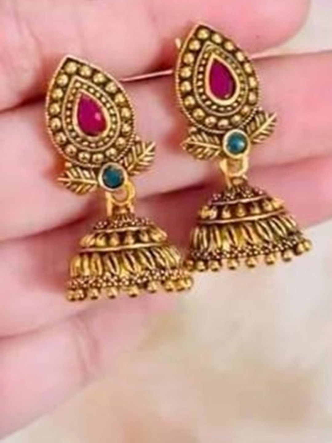 

MADDY SPACE Set of 4 Gold-Plated Artificial Stones and Beaded Dome Shaped Jhumkas
