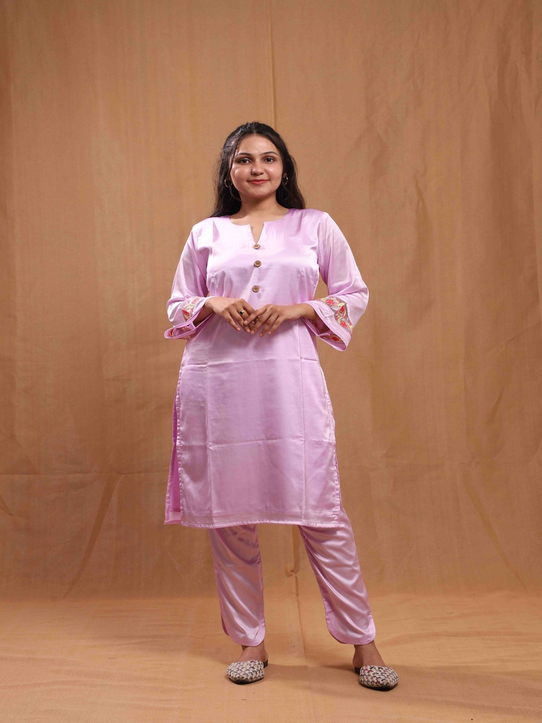 

Swarna Akriti Notch Neck Satin Straight Kurta With Trousers, Purple