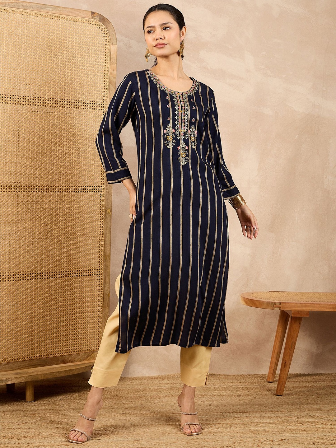 

CHETI Striped V-Neck Thread Work Straight Kurta, Black