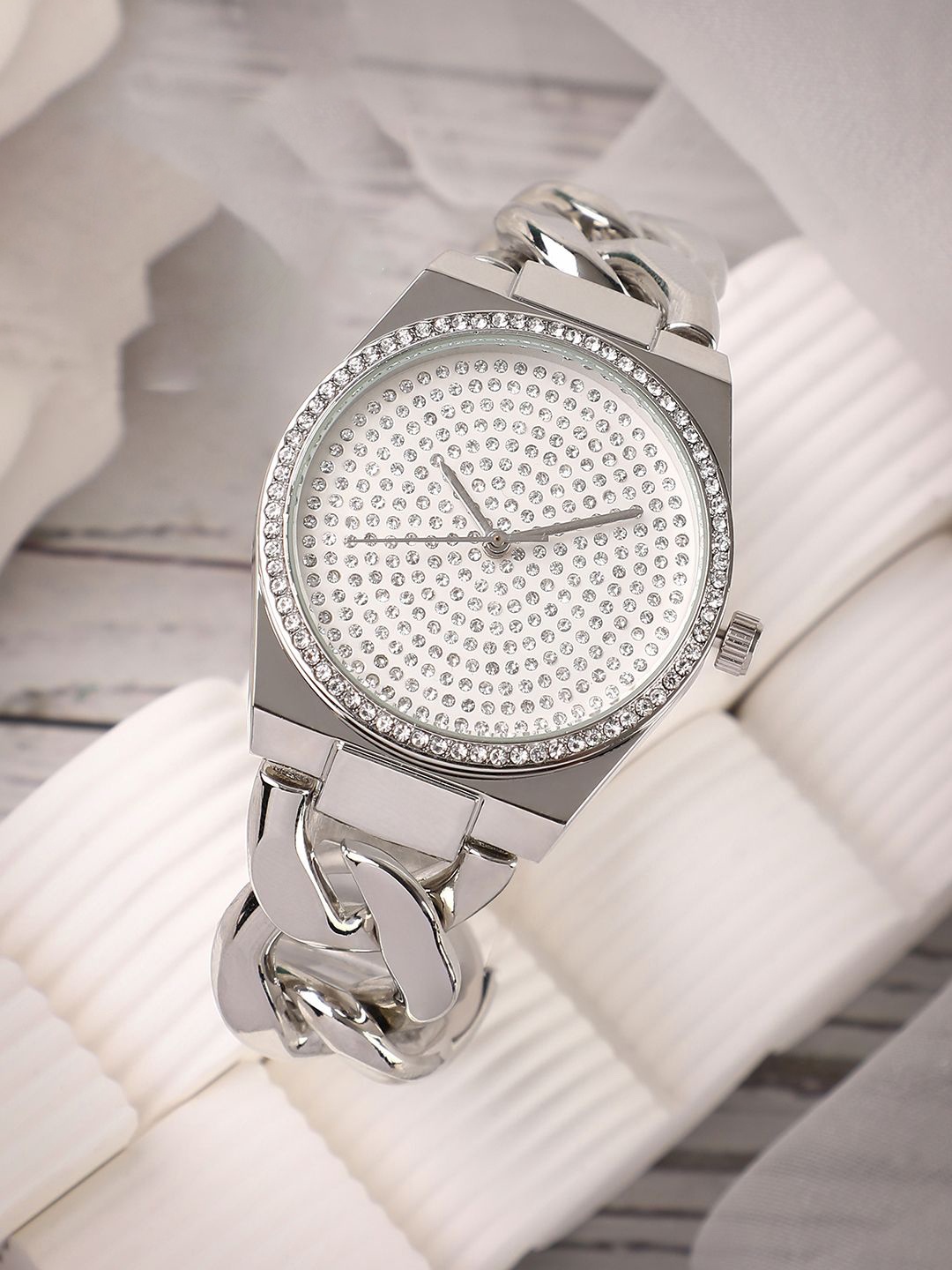 

HAUTE SAUCE by Campus Sutra Women Embellished Dial & Stainless Steel Bracelet Style Straps Analogue Watch, Silver