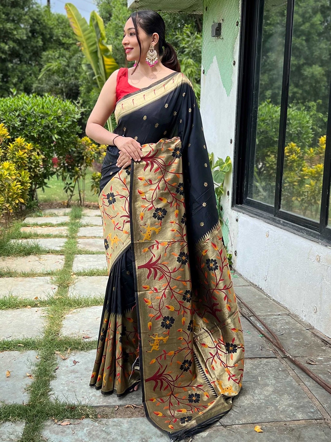 

DIVASTRI Woven Design Zari Paithani Saree, Black