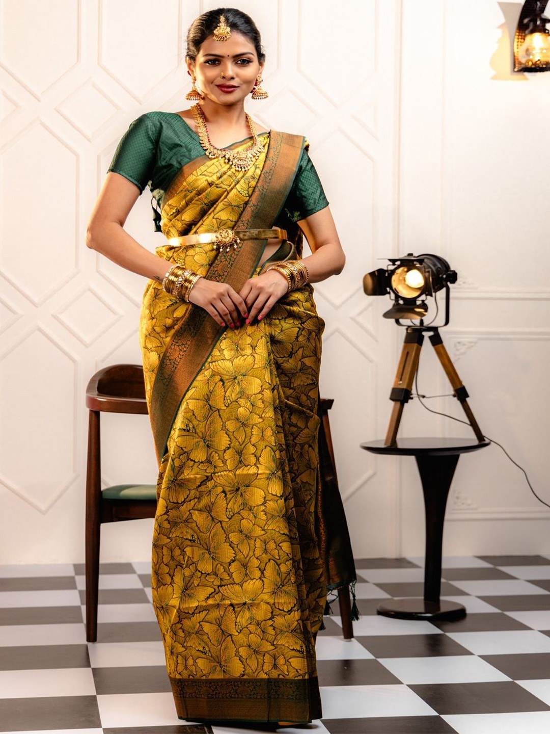 

ASCIIBLUES Woven Design Zari Banarasi Saree, Yellow