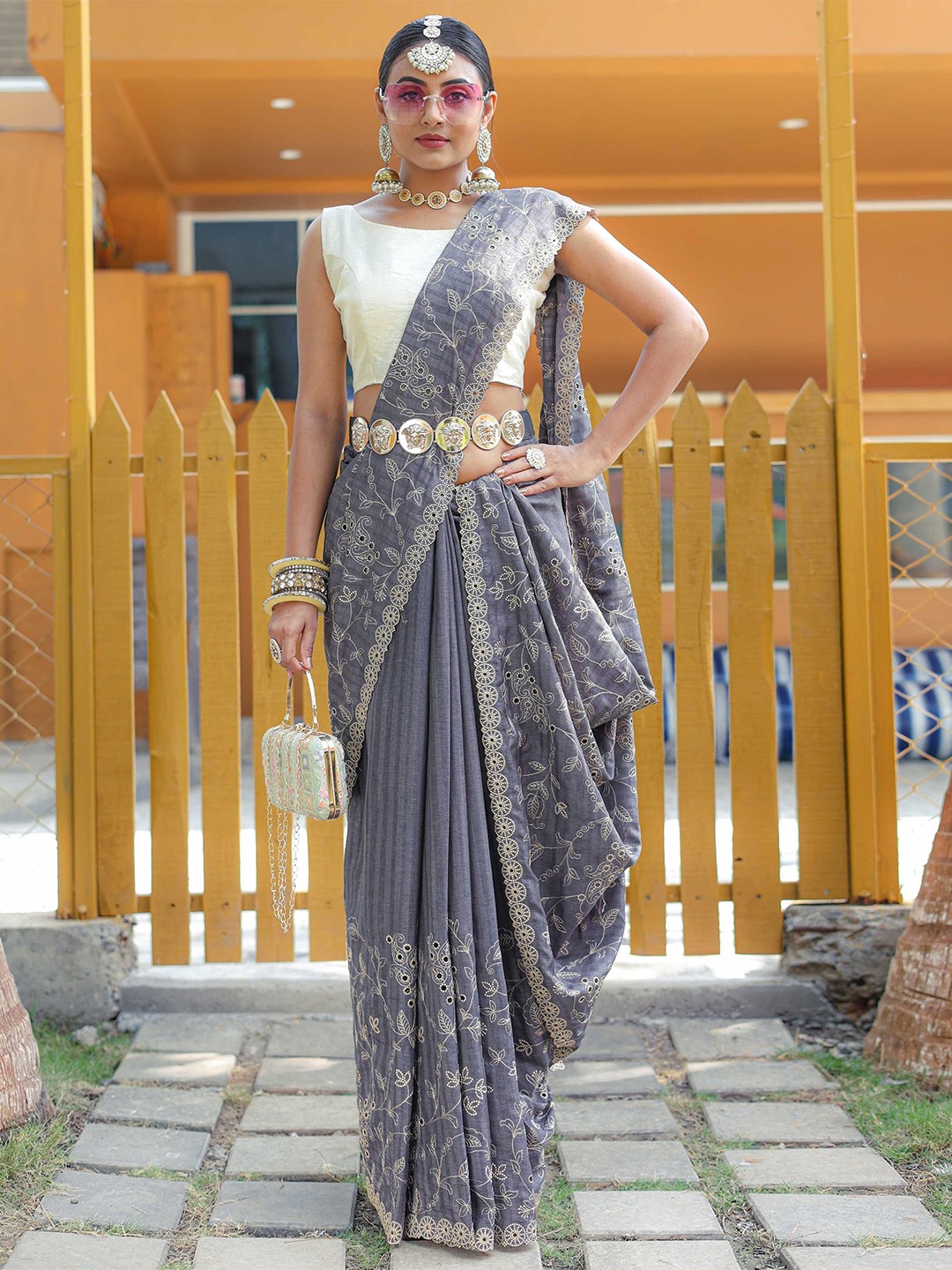 

DIVASTRI Embellished Embroidered Saree, Grey