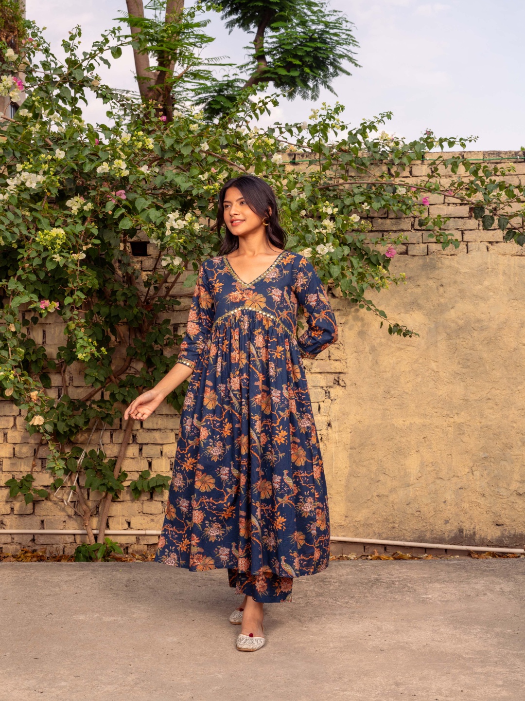 

SHILPI HANDICRAFTS Floral Printed V-Neck Empire Pure Cotton A-Line Kurta with Palazzos, Blue