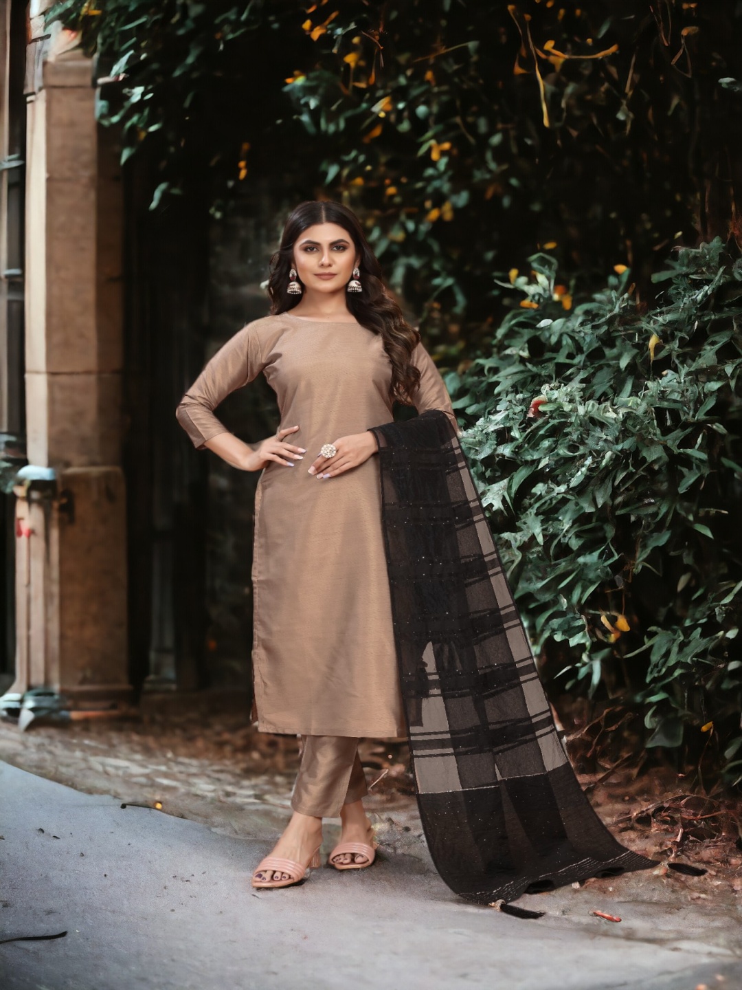

zinzraa Round Neck Straight Kurta With Trousers And Dupatta, Khaki