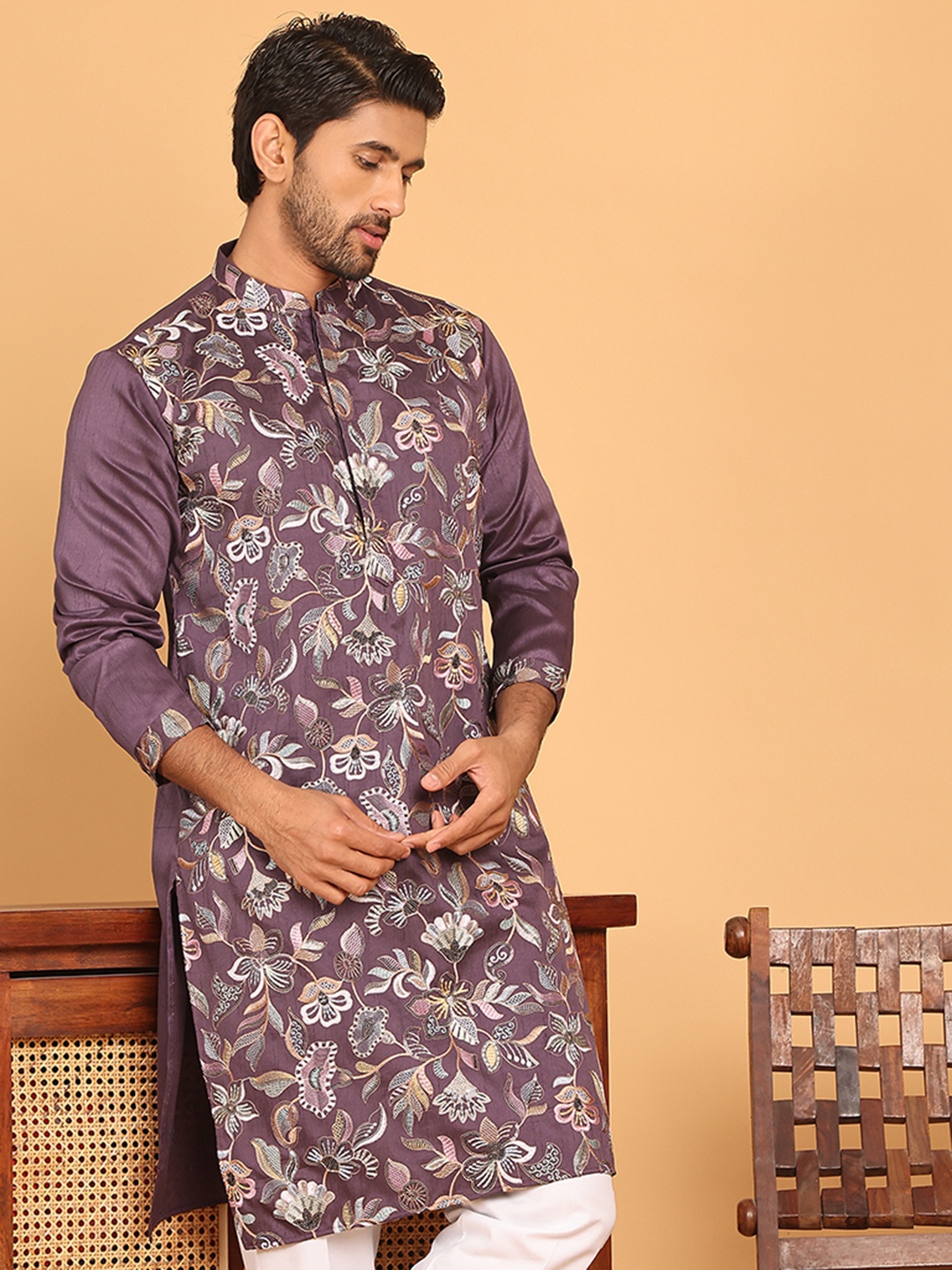 

Jompers Floral Embroidered Mandarin Collar Silk Thread Work Straight Kurta, Purple