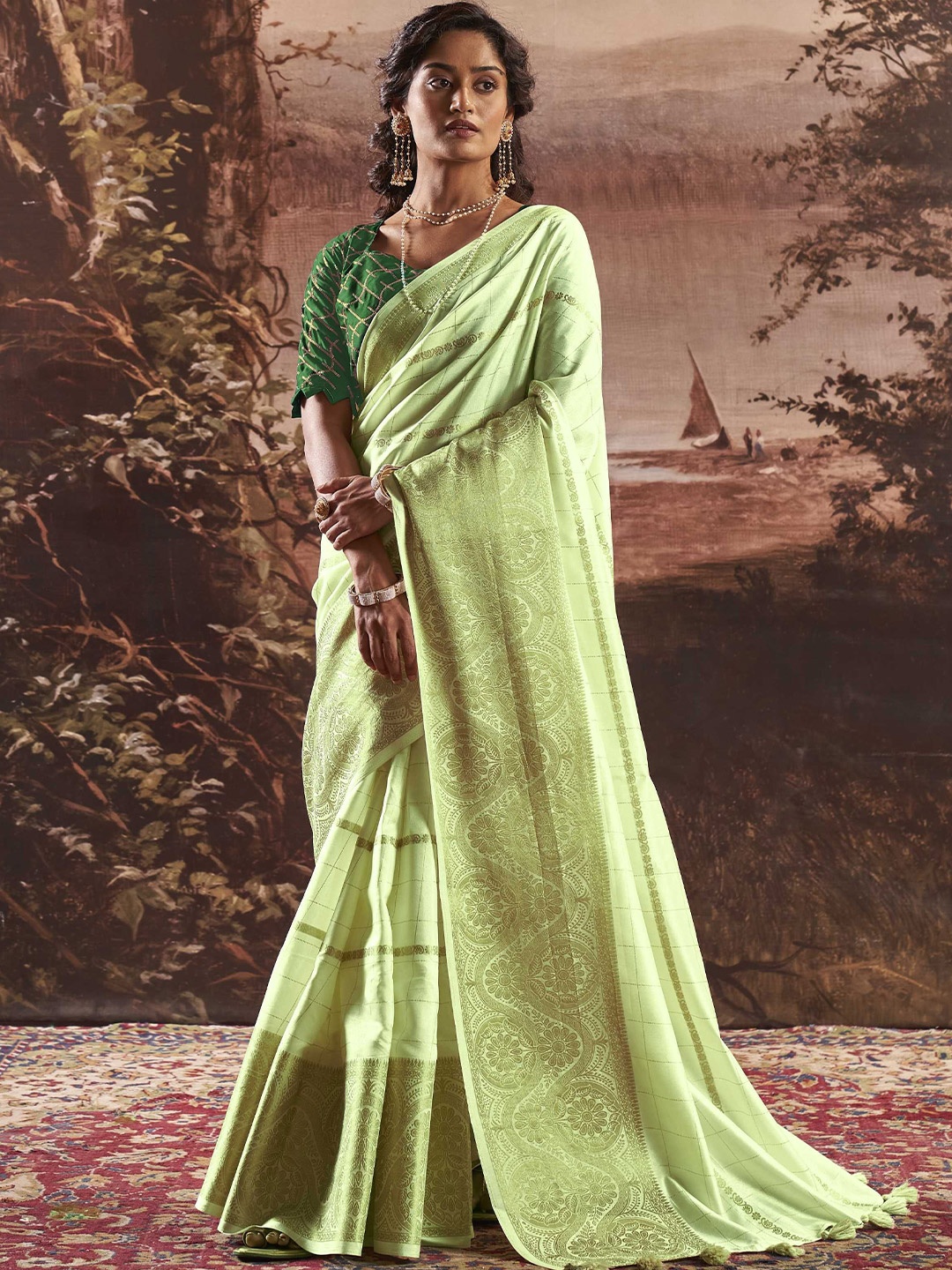 

DIVASTRI Checked Silk Blend Saree, Green