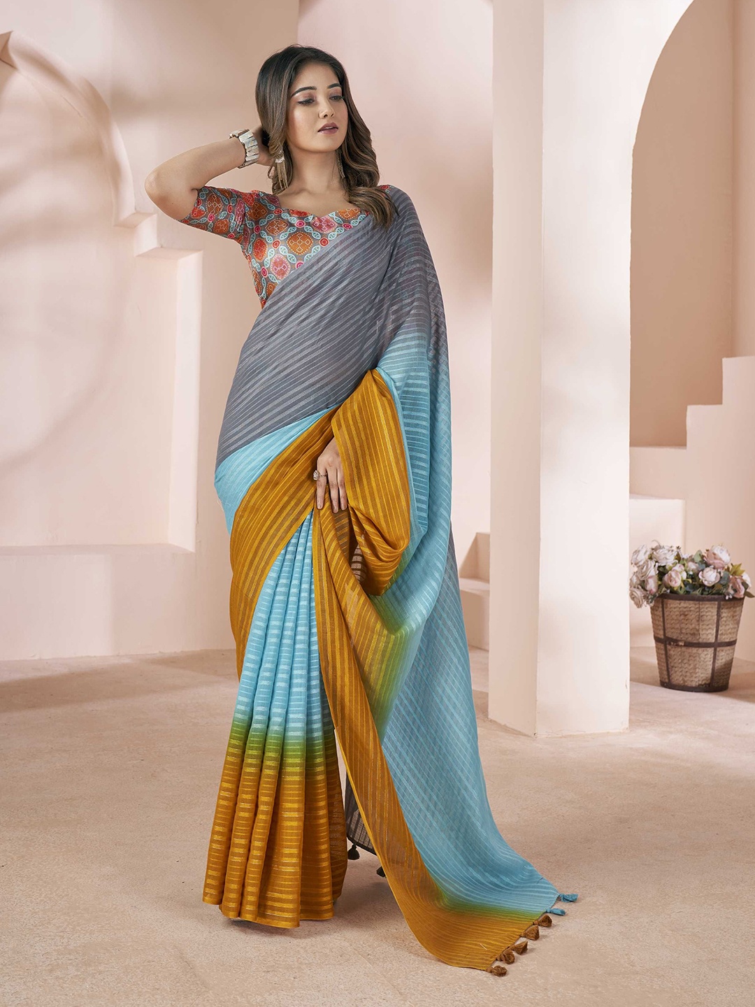 

DIVASTRI Colourblocked Linen Blend Saree, Grey