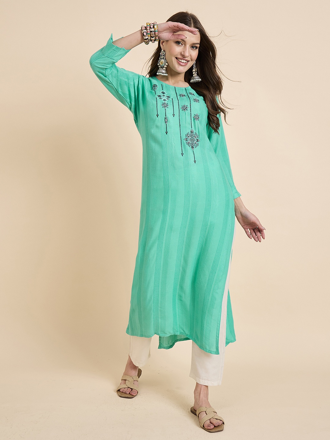 

Anouk Rustic dreen Floral Embroidered Thread Work Round Neck Straight Kurta, Green