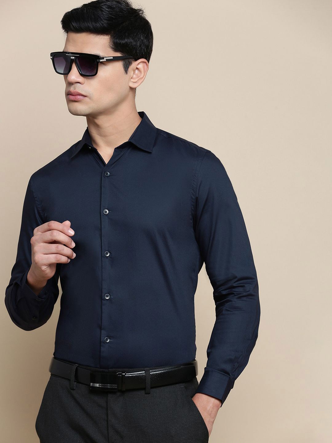 

INVICTUS Men Standard Slim Fit Spread Collar Solid Cotton Formal Shirt, Navy blue