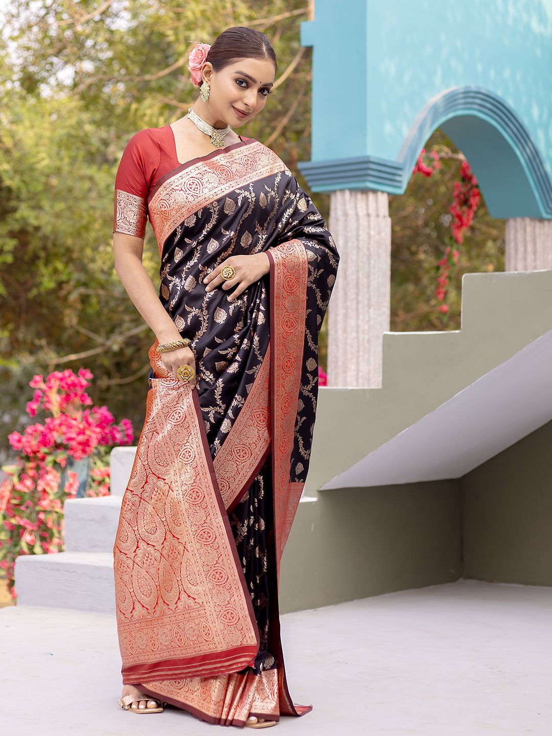 

DIVASTRI Woven Design Zari Banarasi Saree, Black