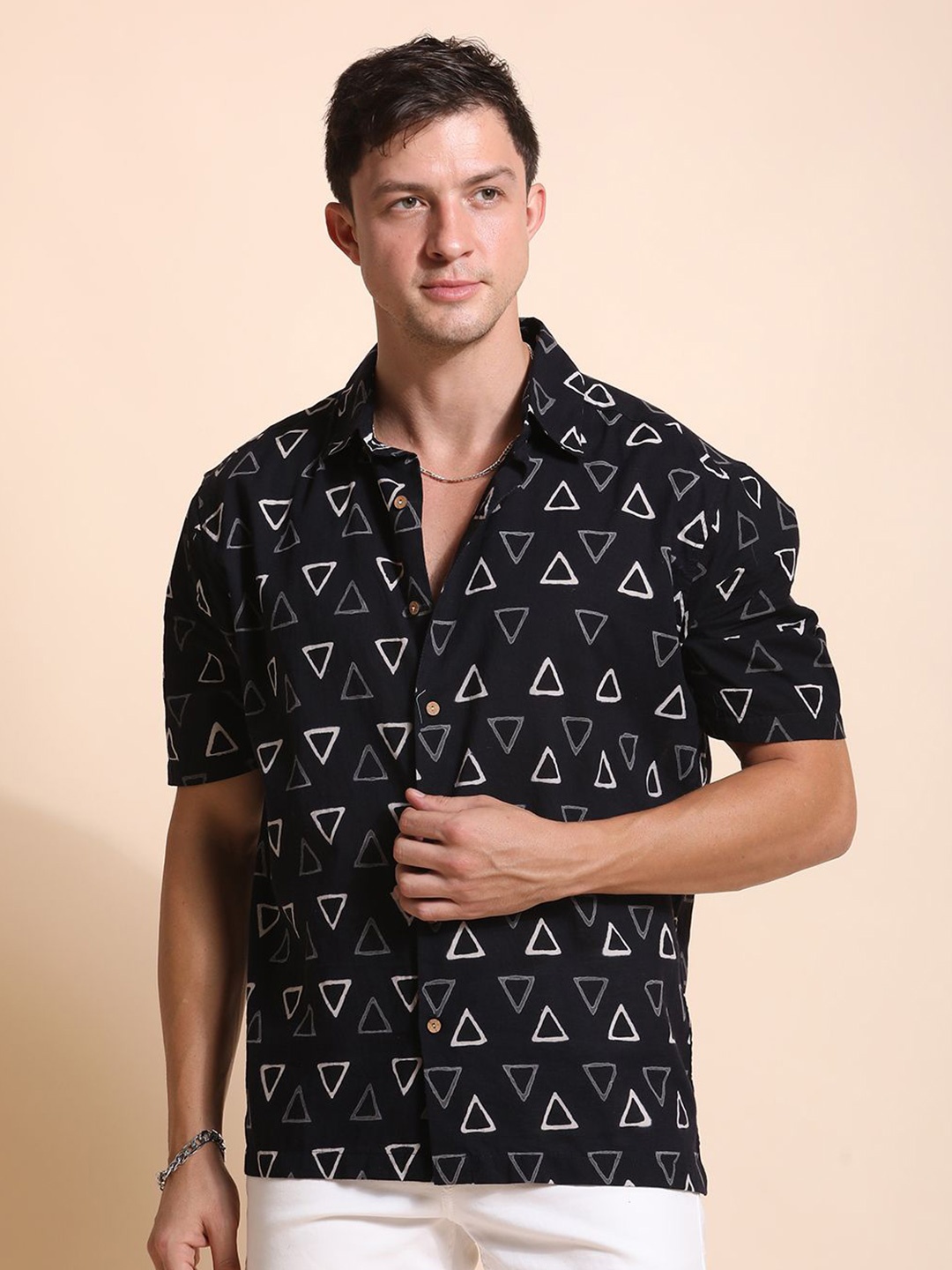 

Jaipur Kurti Men Standard Fit Spread Collar Geometric Printed Cotton Casual Shirt, Black