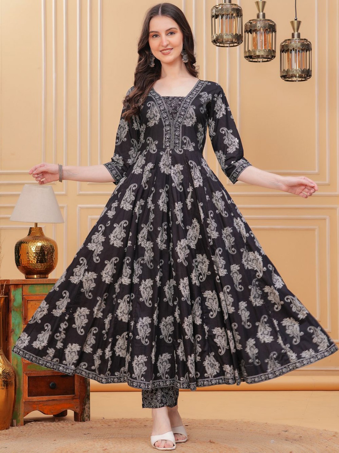 

Da Vastraagaar Women Paisley Printed Empire Thread Work Pure Cotton Kurta with Pyjamas & With Dupatta, Black