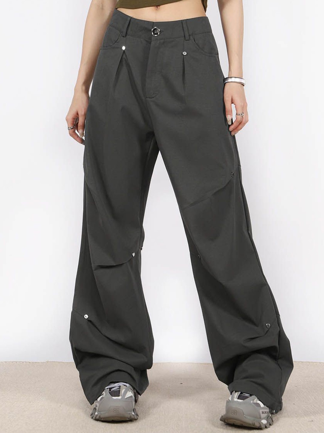 

StyleCast Women Regular Fit Mid-Rise Pleated Parachute Trousers, Grey