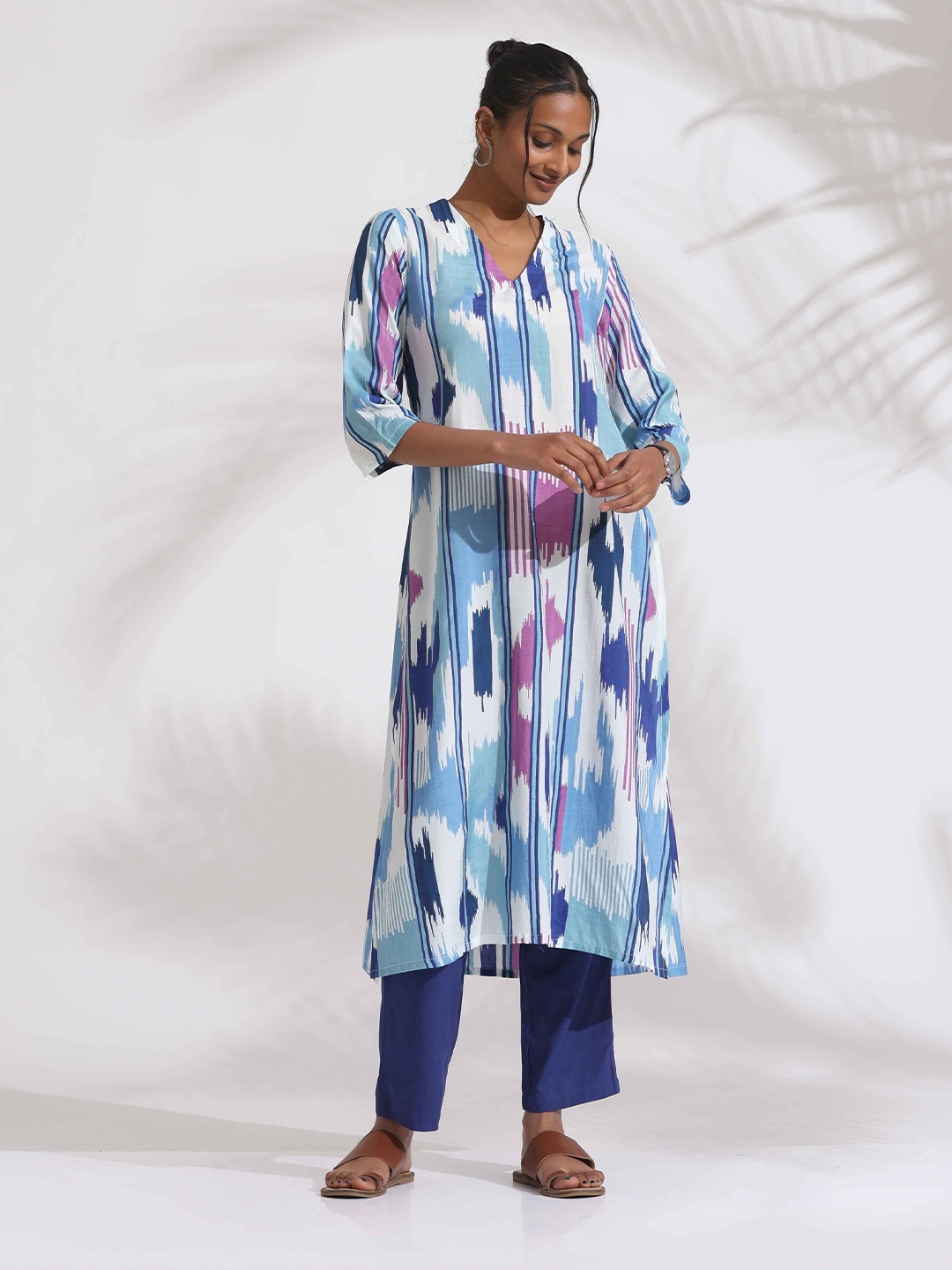 

trueBrowns Abstract Printed Pure Silk Straight Kurta with Trousers, Blue