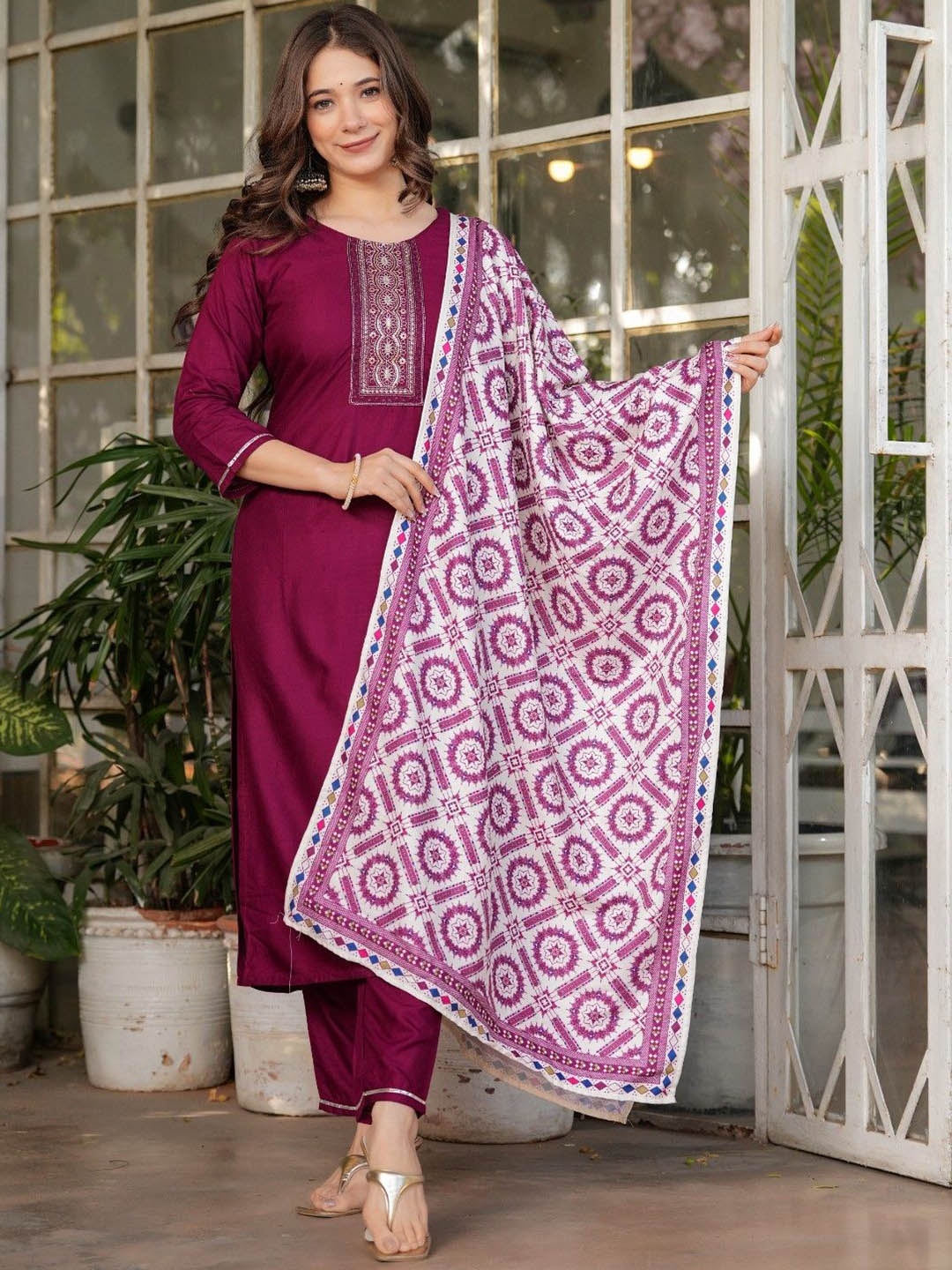 

CLIW Floral Embroidered Sequnnied Straight Kurta With Trousers & Dupatta, Maroon