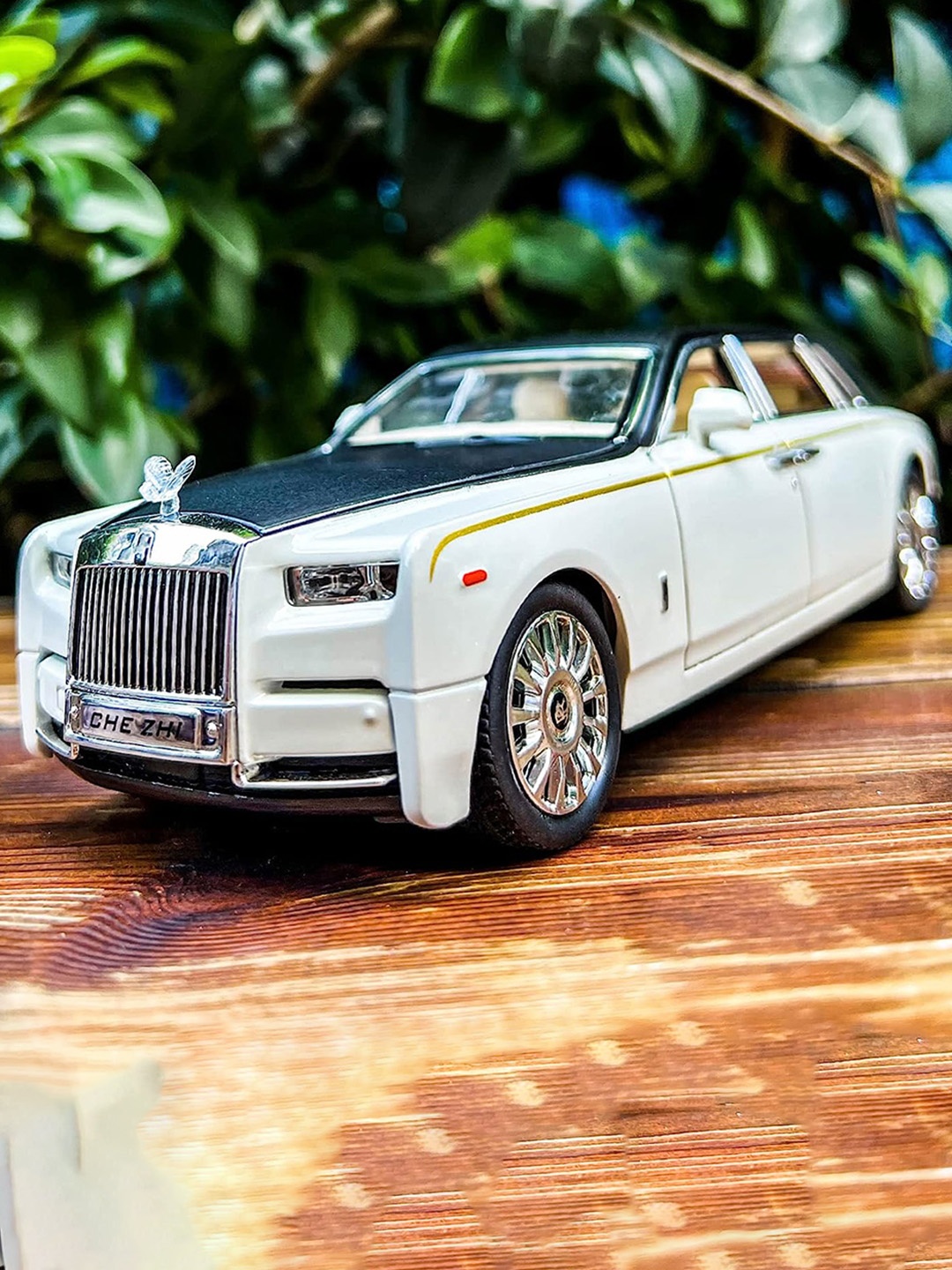 

UKAXA 124 Die Cast Metal Model RR Phantom Toy Car, White