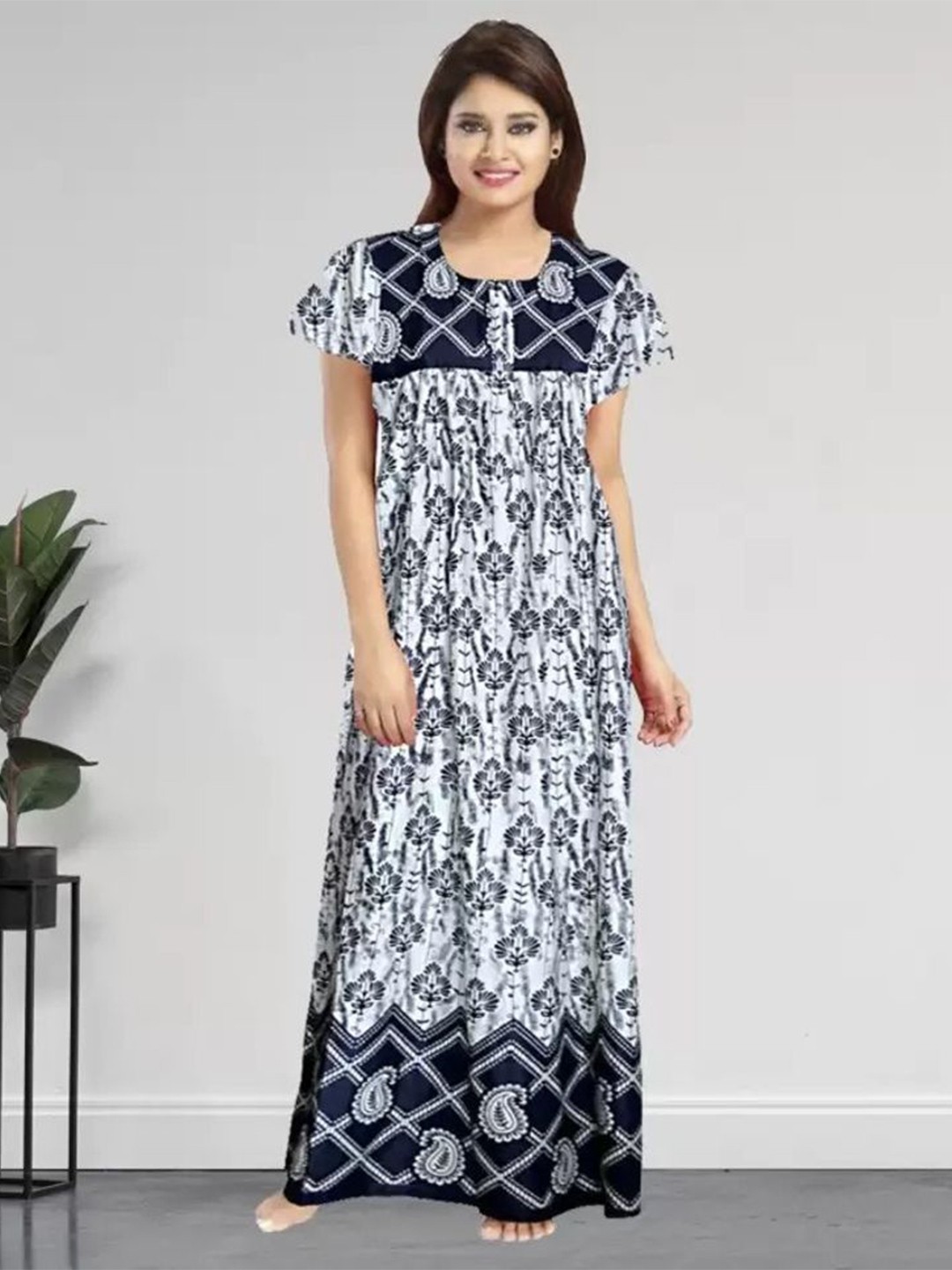 

PR PINK ROYAL Women Printed Maxi Nightdress, Black