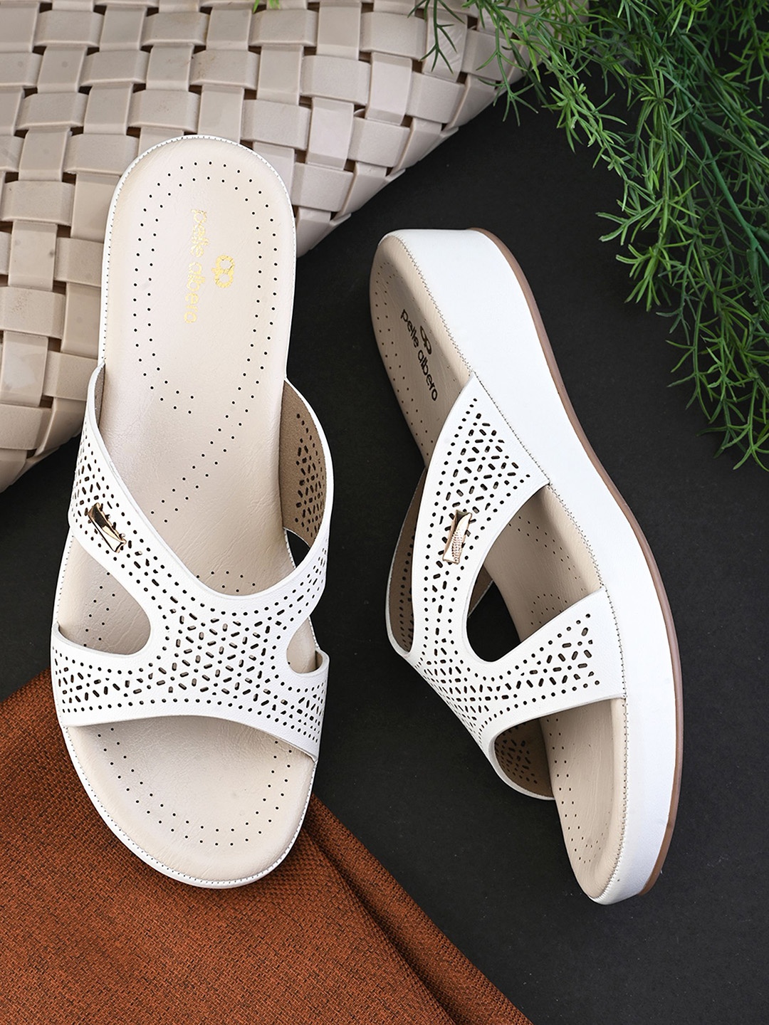 

pelle albero Women Open Toe Flats with Laser Cuts, White