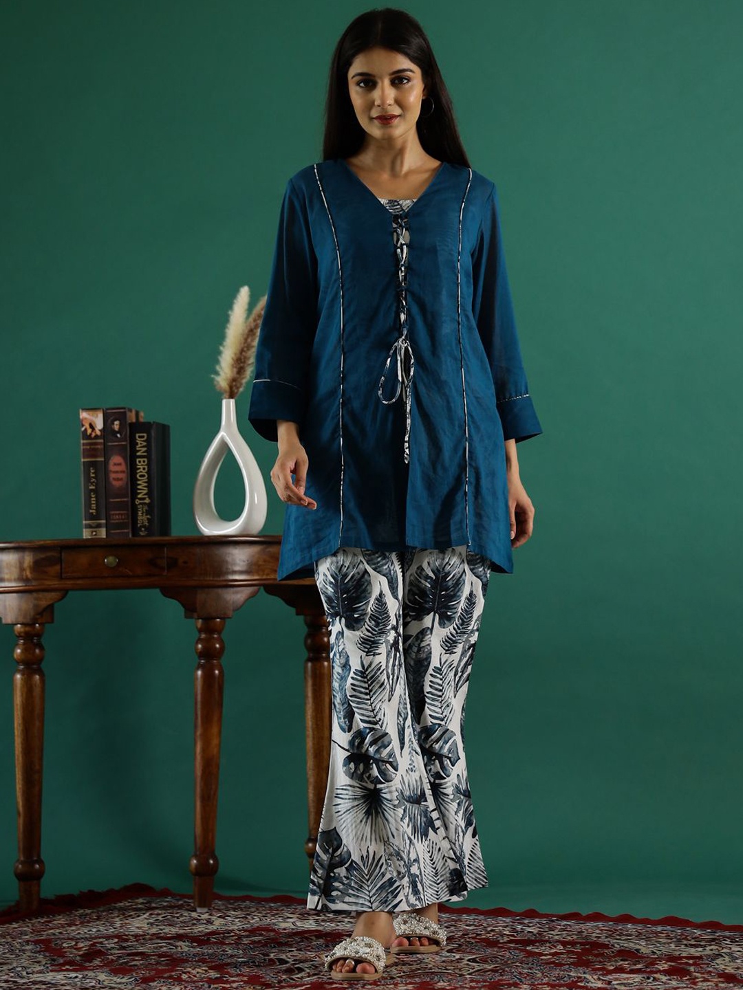 

Sangria Blue And White Floral Printed V-Neck Kurta With Trousers