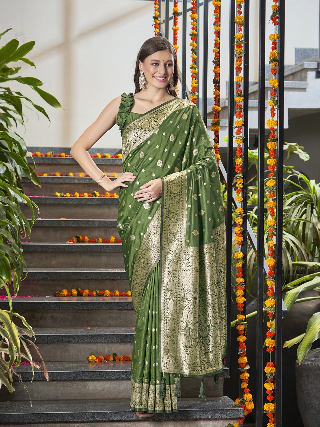 

SAREETHNIC Ethnic Motifs Zari Pure Silk Banarasi Saree, Green