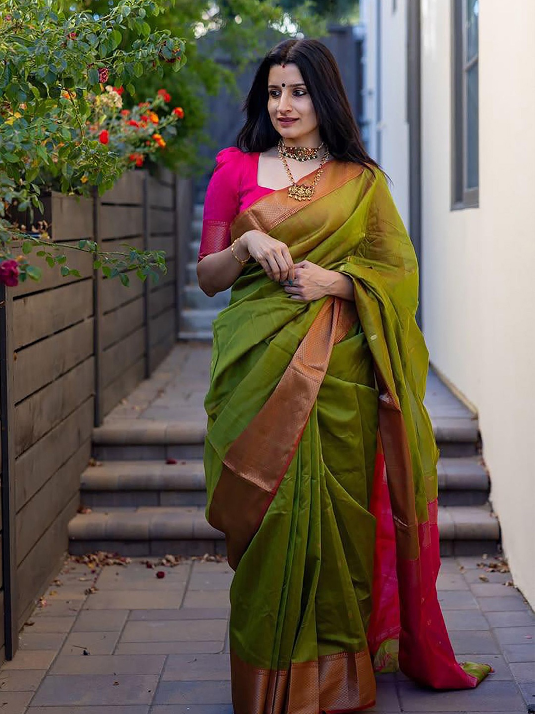 

Anjaneya Sarees Woven Design Zari Silk Blend Banarasi Saree, Green