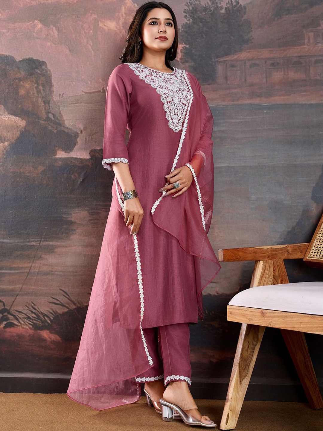 

House of Pataudi Floral Embroidered Thread Work Straight Kurta With Trousers & Dupatta, Pink