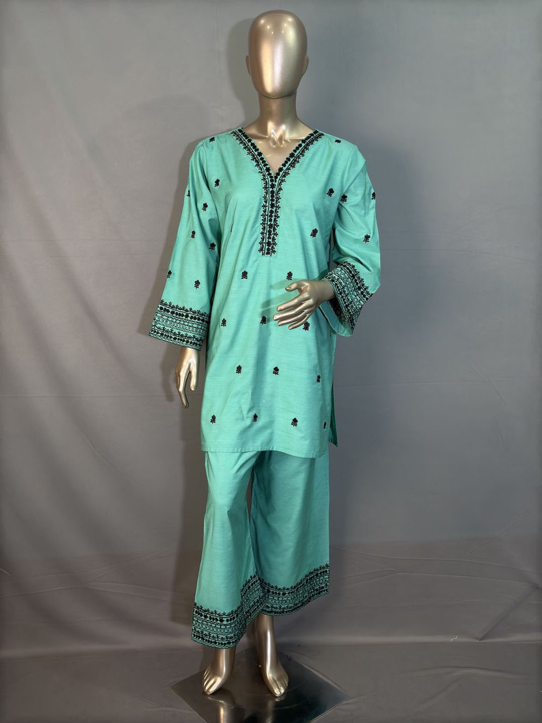

Kihums Embroidered V-Neck Thread Work Straight Kurta With Palazzos, Green