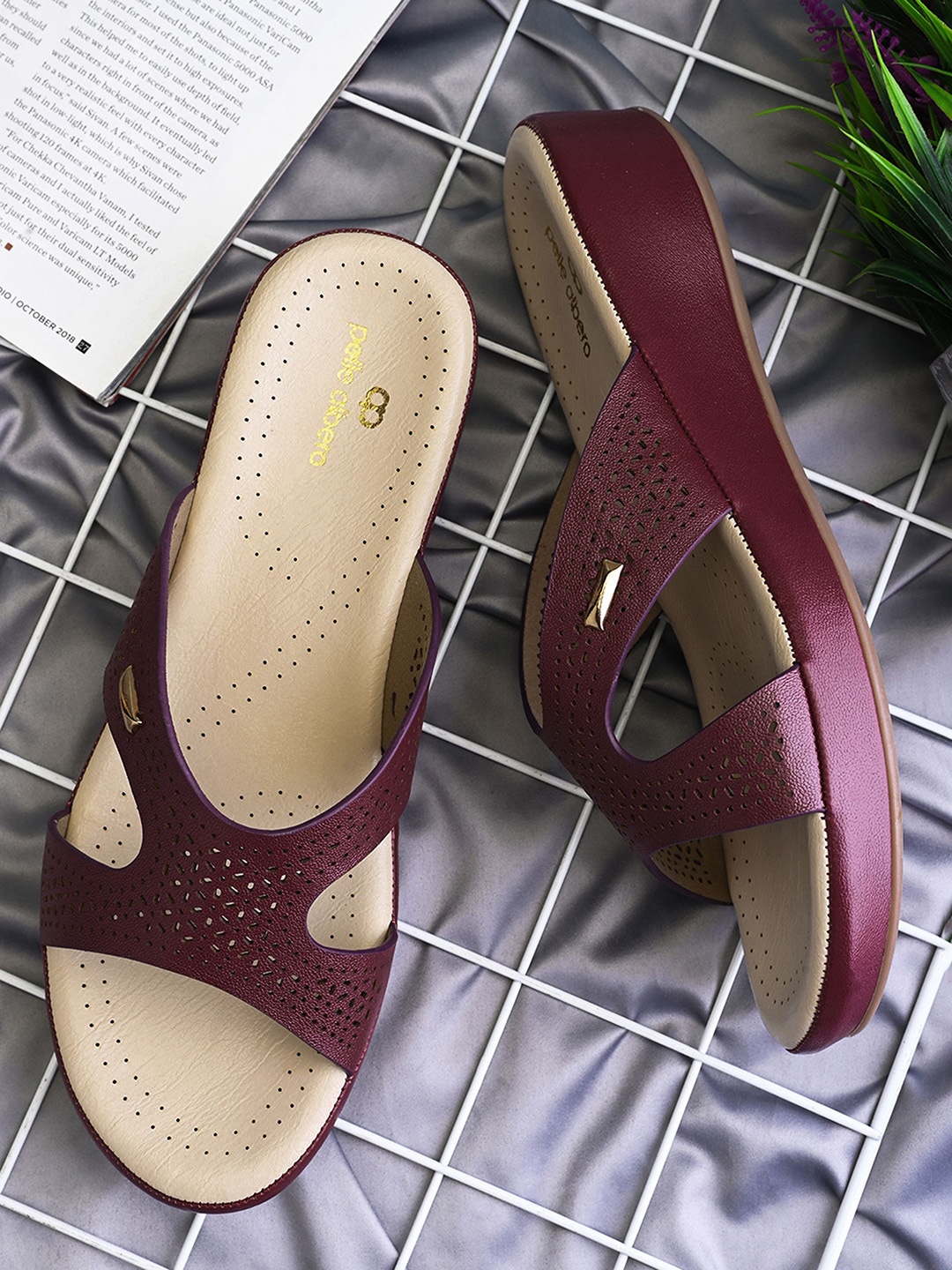 

pelle albero Women Open Toe Flats with Laser Cuts, Maroon