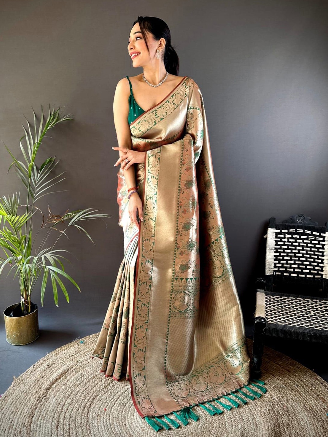 

HEER FASHION Woven Design Zari Banarasi Saree, Green