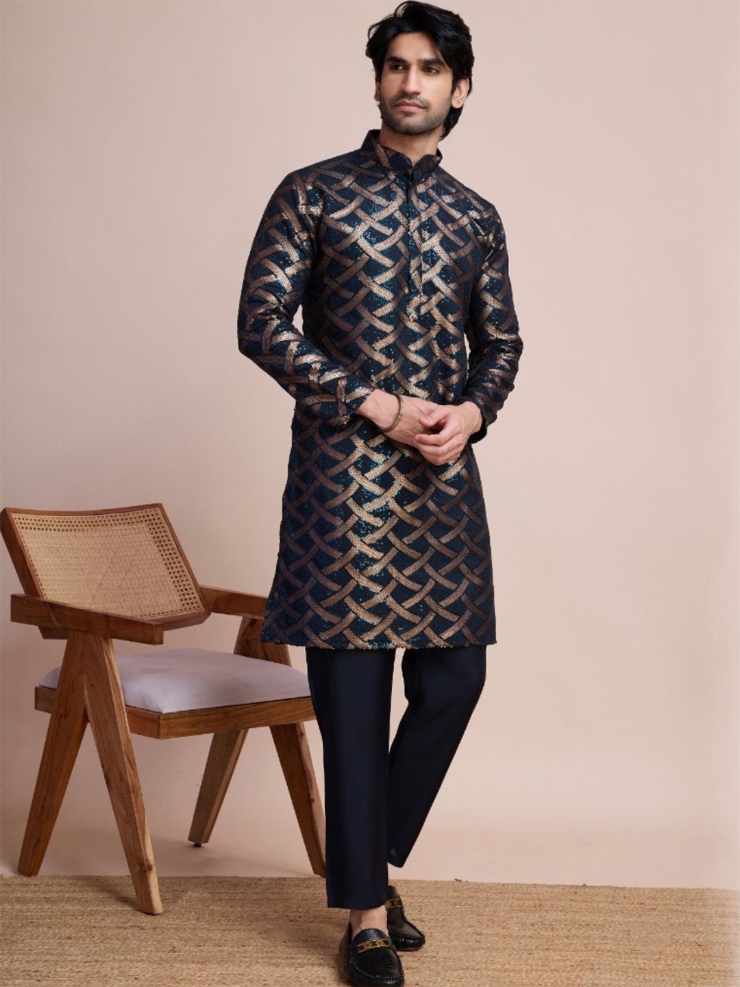 

ODETTE Men Geometric Embroidered Sequines Straight Kurta, Navy blue
