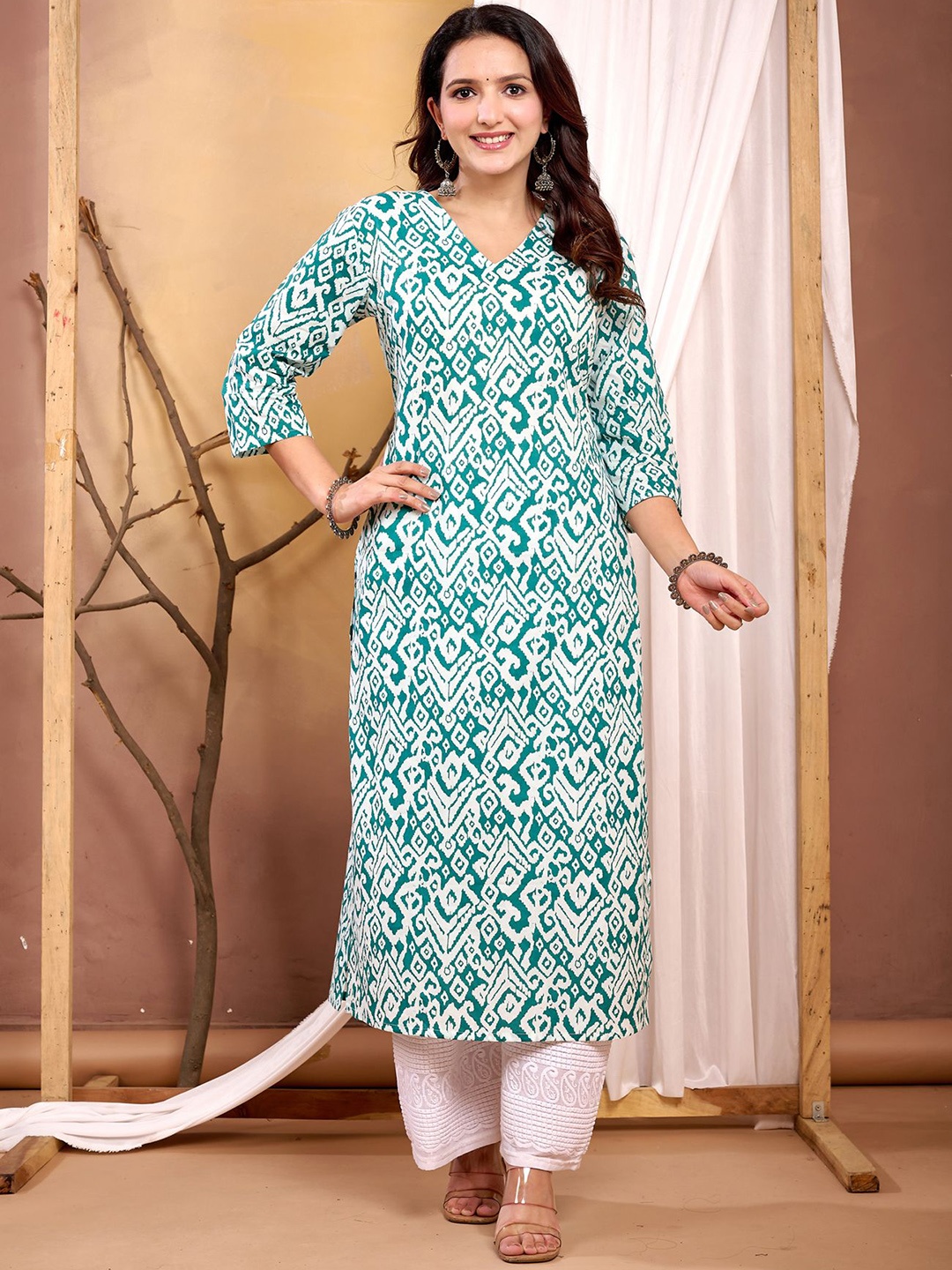 

Nayo Floral Printed V-Neck Cotton Straight Kurta, Turquoise blue