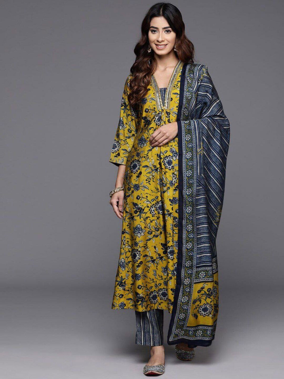 

ASCIIBLUES Women Floral Printed Pleated Kurta with Trousers & With Dupatta, Yellow