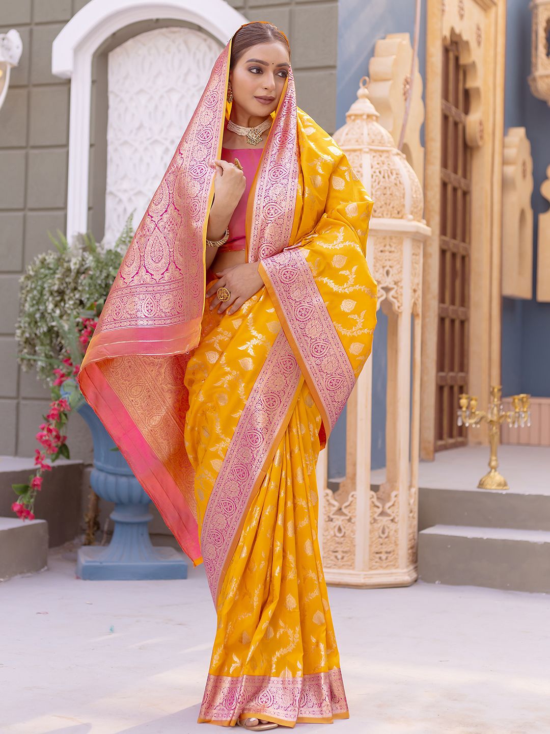 

DIVASTRI Woven Design Zari Banarasi Saree With Unstitched Blouse Piece, Yellow