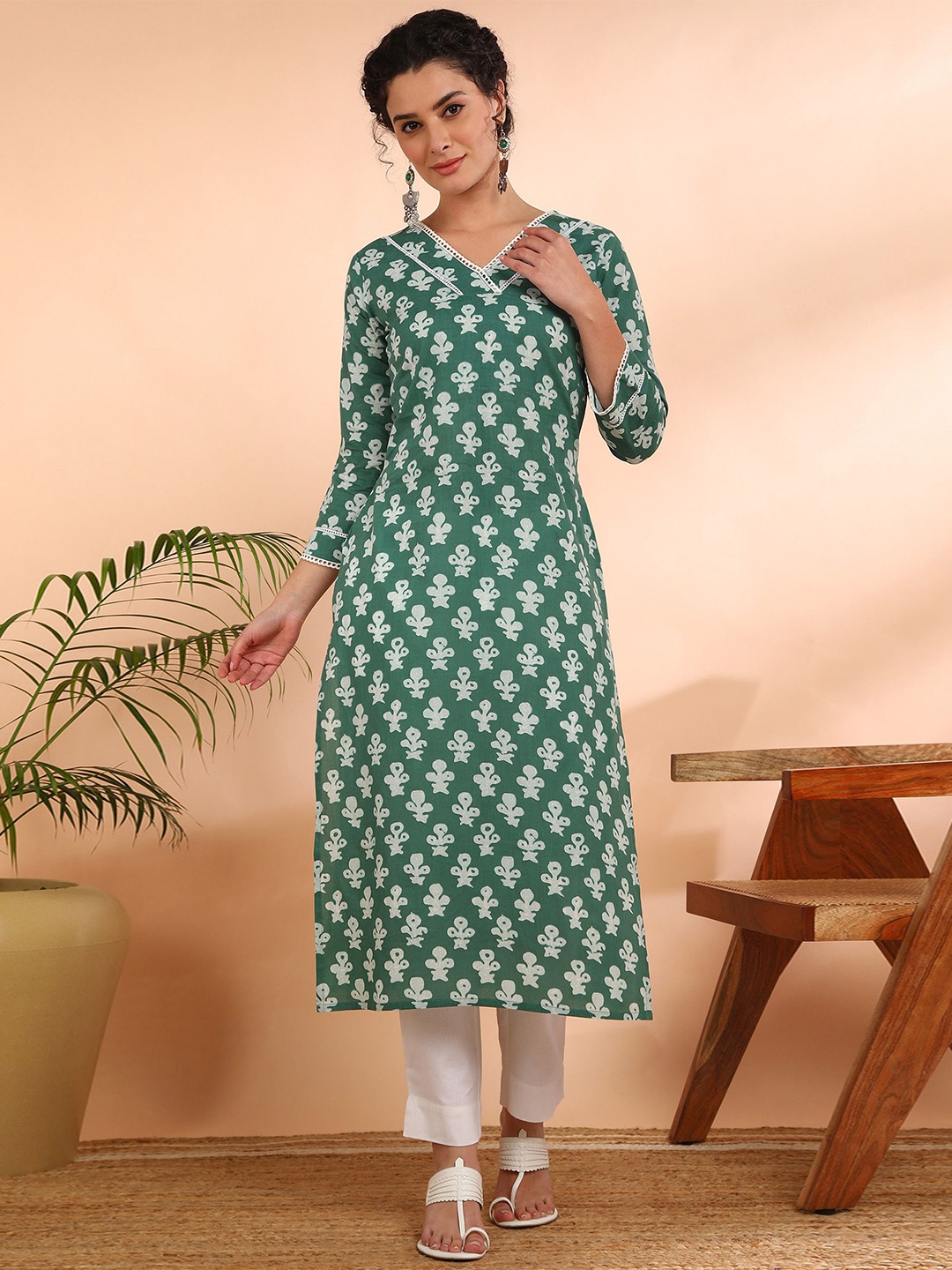 

Maaesa Women Ethnic Motifs Printed Pure Cotton Straight Kurta, Green