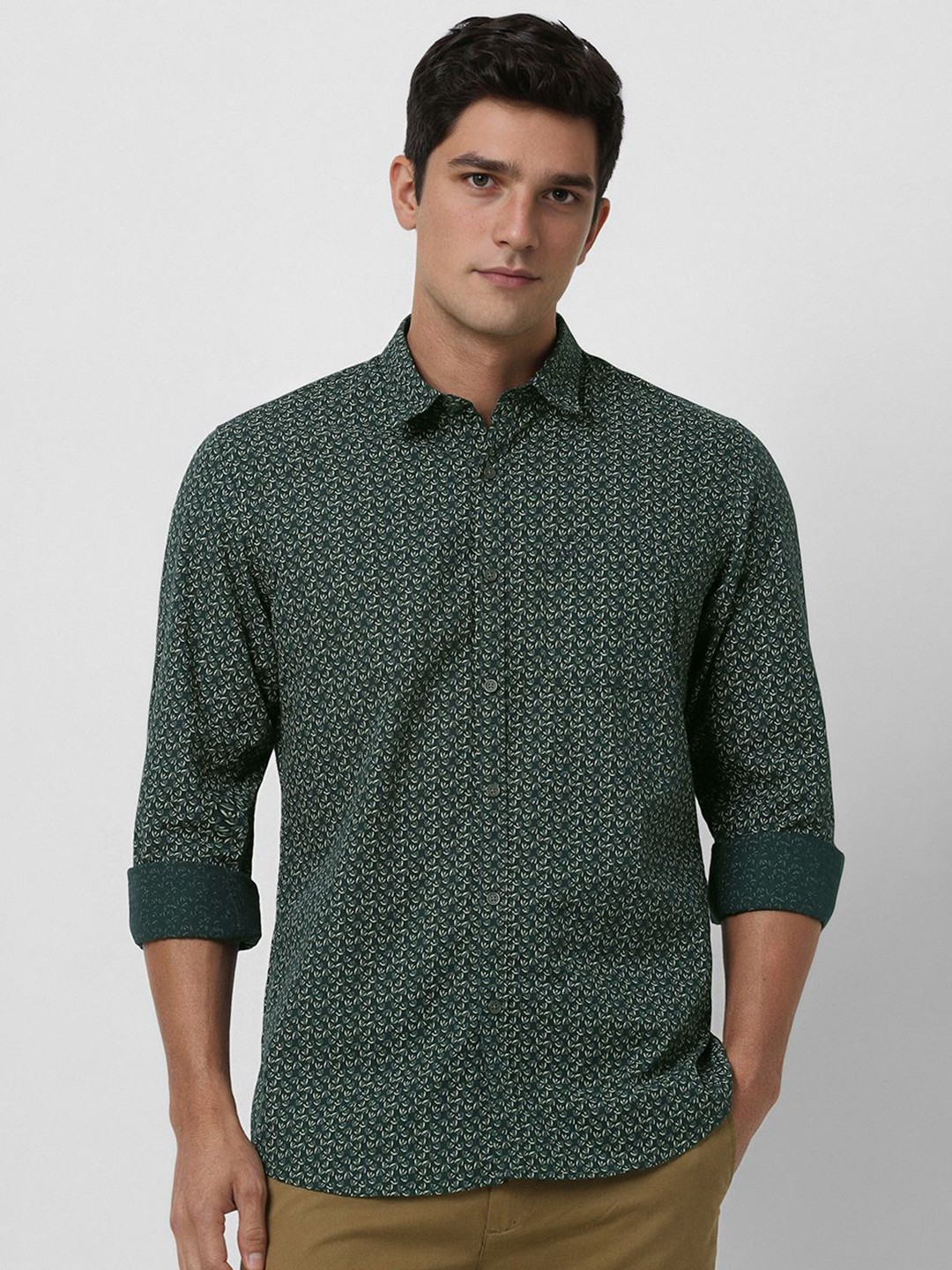

Peter England Casuals Men Slim Fit Spread Collar Floral Printed Cotton Casual Shirt, Green