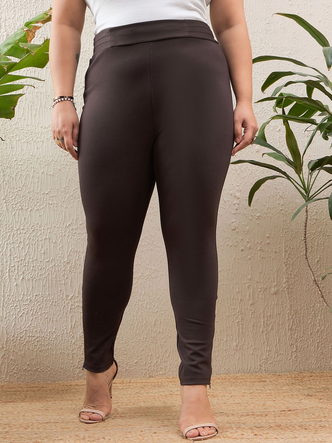

SASSAFRAS Curve Women Slim Fit High-Rise Trousers, Brown