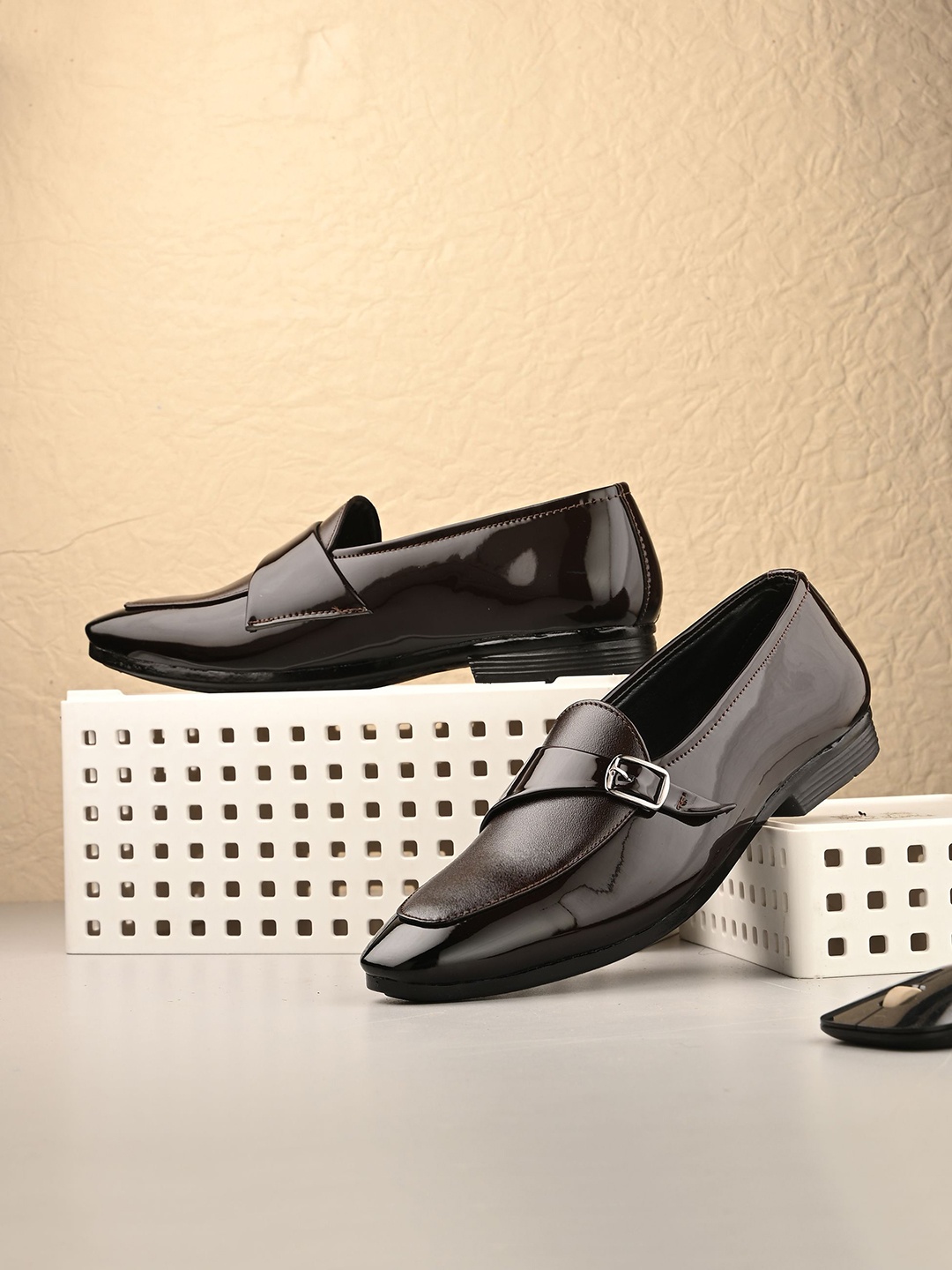 

knoos Men Slip-On Buckles Detailing Monk Shoes, Brown